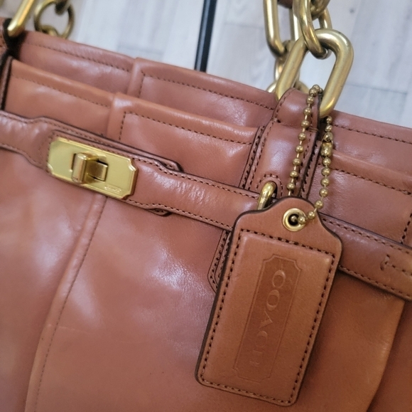 Coach AUTHENTIC Caramel handbag. IN GREAT CONDITION WITH COACH HANG TAG - Picture 4 of 13